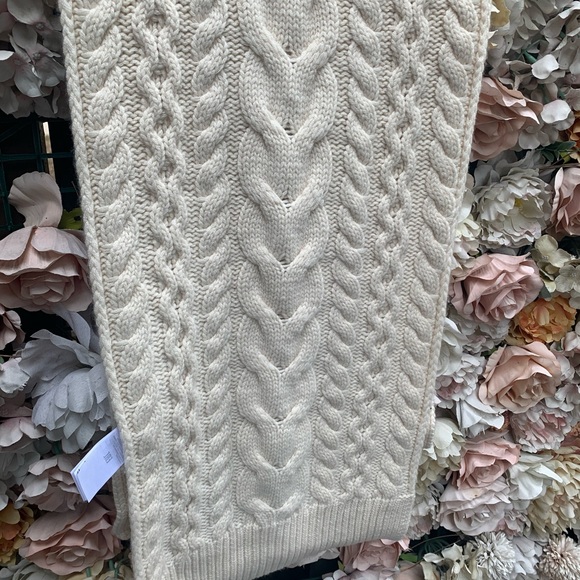 ✨HOST PICK✨BANANA REPUBLIC CABLE KNIT CASHMERE SCARF 196x33 CM (77x12 inches) - Picture 3 of 4